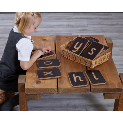 Cartes graphiques alphabet gravées sur bois